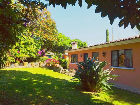 Very located house on one level, large spaces, very bright. Three bedrooms, the master with bathroom. Studio (which could become the fourth bedroom). Kitchen. Nice garden with terrace and heated swimming pool. It has an electric gate, it is in perfec...