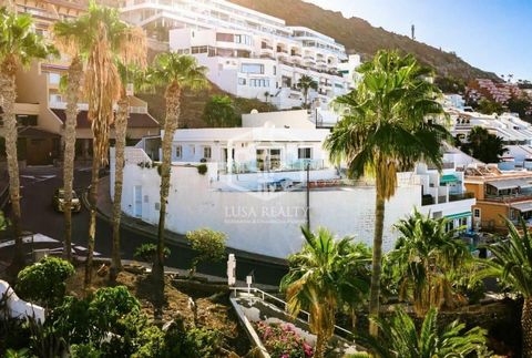 We exclusively present this unique corner property in an excellent location in the heart of Acantilados de Los Gigantes, Tenerife South. With easy access, close to the sea and all kinds of businesses and services, such as restaurants, supermarkets, p...