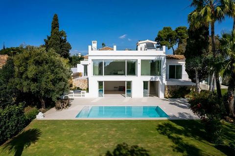 Lovely villa in a prime location next to the Guadalmina Golf Club and 3 km from the beach, with convenient access to the highway. Distributed on two floors, the entrance to the villa is located on the first floor, where a hall leads to a spacious sit...