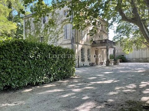 Provence, Vaucluse. Exceptionnel Château datant du 12ème siècle, niché sur environ 30 hectares de vignobles en AOP et de bois. Idéalement situé entre deux collines, le château, avec une superficie de plus de 720m2, est entouré de diverses dépendances...