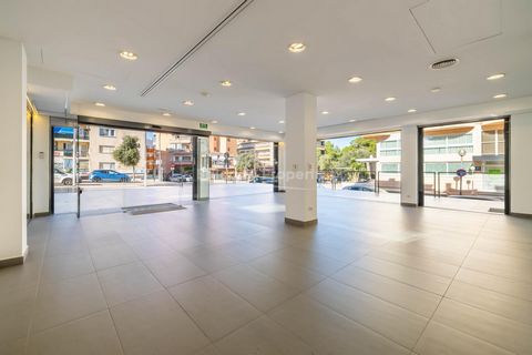 Fantastic corner premises with basement and terrace in S´Arenal, Palma We are pleased to offer this commercial premises for sale in the popular area of S´Arenal. Located in a busy area, the property enjoys plenty of passing trade and is close to seve...
