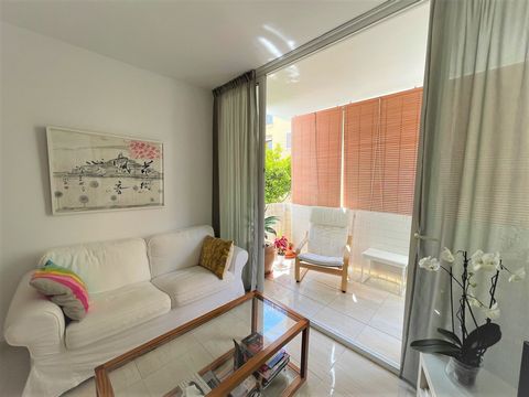Spacious south facing apartment in the center of Ibiza for sale. Shops, supermarkets, restaurants, banks, medical center, Vara de Rey, the port etc. in the immediate vicinity Building with elevator, second floor, the apartment has bright and spacious...