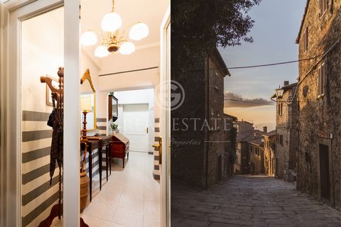 In the heart of the romantic village of Cortona, we find for sale this delightful 207 sqm townhouse which is on three levels connected by an internal staircase and composed as follows: On the ground floor there is the kitchen with dining area and a l...