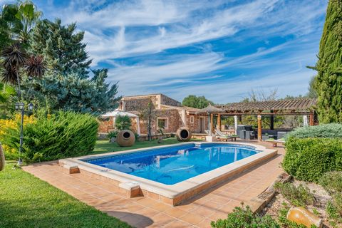 Welcome to this wonderful finca with a private pool and elegant garden on the outskirts of Sencelles. It sleeps 9 guests. The wonderful exteriors are the perfect place to enjoy the good Mediterranean climate. Undoubtedly, the protagonist is the priva...