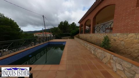 VILLA IN URBANIZACION PLANES DEL REI WITH POOL AND TERRACE Detached house with all services, to enter to live. Located in a quiet and well connected area. Composed of: BASEMENT, with large garage for 2-3 cars, elevator, storage room and diaphanous ro...