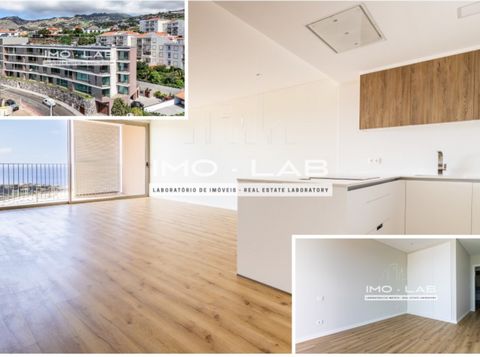 Come and see this 2 bedroom flat in the Lourencinha area in Câmara de Lobos, close to all services. Ideal for living or renting in an area close to all services, the beach, bars and cafes, close to the highway. Take advantage and book yours now. Feat...