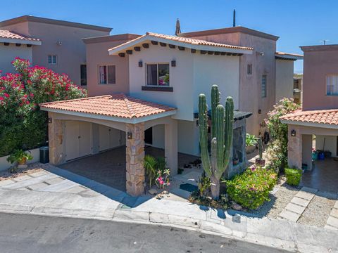 Scopri il fascino della tua nuova casa nel Pacifico di Todos Santos, in Messico! Benvenuti in una vita di lusso e comfort in questa accogliente casa situata nel prestigioso sviluppo di Ventanas, un luogo perfetto sia per le famiglie che per coloro ch...