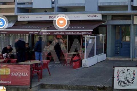 Commercial store operating as a café and with terrace service, at the Amial intersection. It has a large window, which allows it to give great visibility to any line of business, especially in the cafeteria and catering sector. Area with a lot of ped...