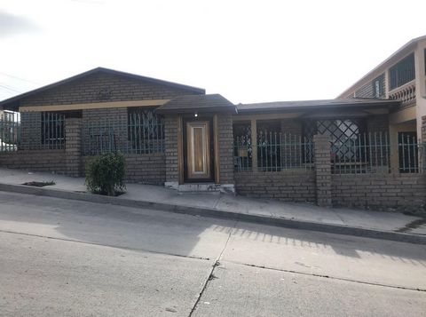 One-story house and uneven areas for sale in Colonia Hidalgo, in Ensenada, Baja California. It is located less than 7 minutes from Reforma Street and Calle Frente main avenues. It is located in a quiet and very safe area, the house has 3 bedrooms and...