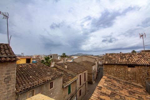 Discover your dream home in the heart of Mallorca! We present this charming stone-built townhouse, currently undergoing renovation, which perfectly combines traditional Mallorcan architecture with a modern and comfortable interior. With 198 m² of con...