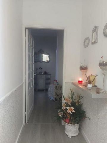 Apartamento de 3 dormitorios en venta en la ciudad. Consta de salón comedor con chimenea, balcones y aire acondicionado, amplia cocina, amueblada, despensa y una gran terraza acristalada, con vistas a la ciudad. Tres dormitorios, con armarios empotra...