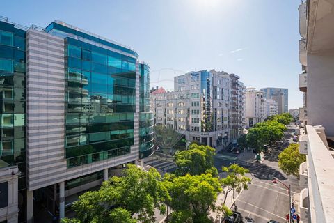 Excelente escritório com 177 m2, situado em plena Avenida 5 de Outubro, apenas a 250 mts. do Saldanha, no 5º piso de um edifício 6 andares servido por dois elevadores, com vista desafogada, varanda e uma ótima exposição solar. A afetação deste imóvel...