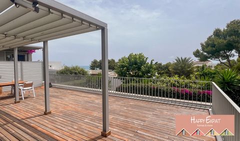 Nous aimons l’urbanisation Casas del Mar, et ce duplex de cinq chambres avec sa magnifique terrasse volera votre cœur. De la cuisine spacieuse ou du salon, vous pouvez accéder à une grande terrasse d’angle de 70m2 avec vue sur la mer et les jardins, ...