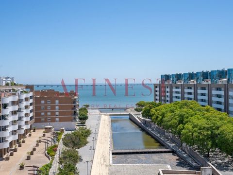 2-Zimmer-Wohnung mit Flussblick in der Eigentumswohnung Espelho do Tejo im Parque das Nações, Expo Norte, mit Pool auf dem Dach, Fitnessraum, Terrasse und 24-Stunden-Sicherheitsdienst Ausrichtung: WEST OST Die 105m2 große Wohnung hat folgende Aufteil...