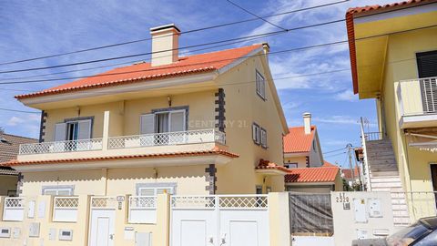 4-room semi-detached house in Quinta Do Conde. Enjoy a comfortable and modern life in this fantastic villa with noble finishes. With garage and several extras. The property has 3 spacious and bright bedrooms, perfect to accommodate the whole family; ...