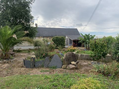 Boerderij in het centrum van La Flèche, bestaande uit entree, woonkamer open naar de keuken, 3 slaapkamers, een badkamer. Een studio bestaande uit wasruimte, keuken, doucheruimte en woonkamer. Zolderruimte die over het geheel kan worden omgebouwd, ga...