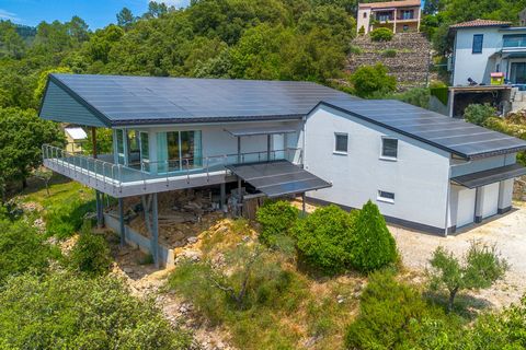 Entreprise de panneaux solaires écologiques avec une maison ultramoderne offrant de superbes vues. revenu de 30-40 000 eur/an.