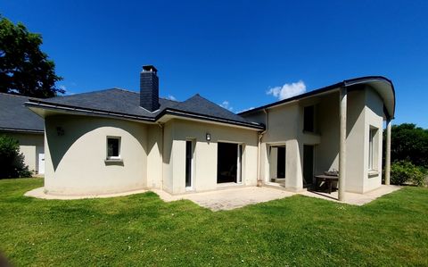 Exceptionnelle maison dans un environnement privilégié à Carquefou. Ses 356 m² habitables, avec 4 grandes chambres ayant chacune sa salle de bain, un grand séjour, une piscine intérieure et Jacuzzi font de cette propriété un bien rare en région nanta...