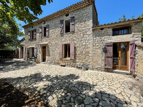 DRAGUIGNAN, rare à la vente, bastide en pierre 4 pièces de 1874. Cette bastide offre une superficie de 150 m2, est implantée sur un terrain de 2700 m2 clos et plat avec piscine et oliviers, et dispose d'une cave de 24 m2 et un atelier. Elle se compos...