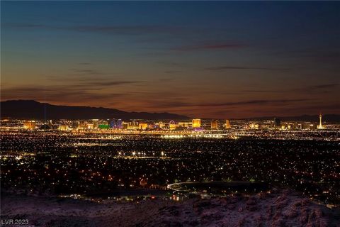 Bienvenue à MacDonald Highlands, la communauté de country club privée fermée de luxe 5 étoiles la plus exclusive à Henderson, NV. MacDonald Highlands est connu pour les vues panoramiques les plus spectaculaires de toute la ville, des montagnes Red Ro...