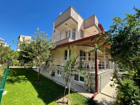 CARACTÉRISTIQUES DE LA VILLA IL EST SITUÉ SUR LE SITE DES JOURNALISTES, QUI EST LE QUARTIER LE PLUS DÉCENT DE LA RÉGION. CARACTÉRISTIQUES INTÉRIEURES DE LA VILLA 2 SALLES DE BAINS 2 WC GRANDE TERRASSE 2 BALCONS AUX ÉTAGES SUPÉRIEURS IL DISPOSE D’UN J...