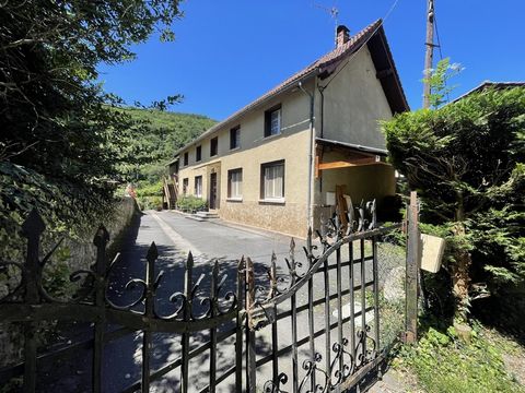 Découvrez sans plus tarder cette maison de village qui pourra acceuillir votre grand projet immobilier. En coeur de vallée, cette bâtisse de 162 m2 habitable est composée d'un grand espace de vie de 40 m2 accompagnée de 4 chambres, 2 salles d'eaux, a...