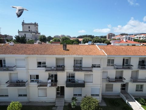 We present an apartment with five bedrooms, originally six, with a total area of 146m², located in one of the most coveted areas of Figueira da Foz and a 34 m2 garage, with the two spaces totaling 180m2 of total area. This property offers a rare comb...