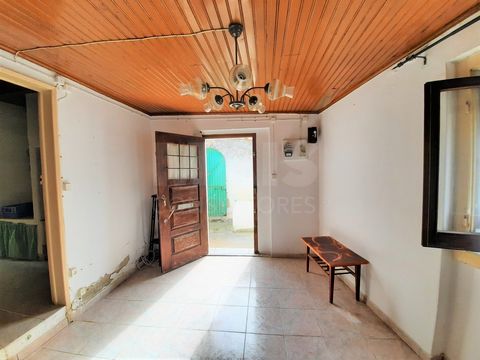 Excellent opportunity to recover this villa, located in the beautiful village of the municipality of Óbidos, A-da-Gorda. With the possibility of having a 3 bedroom villa with garage or transforming this property into two apartments, this is undoubted...