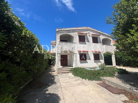 For sale half of a house with 3 separate apartments, 140 m from the beach, Povljana - Pag PROPERTY DESCRIPTION: Ground floor: APP 1 - 2 bedrooms, living room, kitchen, dining room, bathroom, terrace Floor: APP2 - studio apartment with bathroom (Rohba...