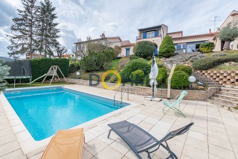 A vendre à 5 min de Brioude, magnifique maison sur 1330m2 de terrain clos et arboré, avec très belle vue sur la vallée de l'Allier. Cette maison de 140m2, offre un espace de vie spacieux et confortable avec cuisine équipée ouverte sur séjour et salon...