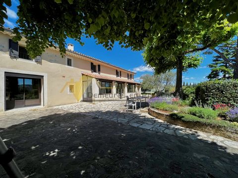 Op het platteland, prachtige gerestaureerde Provençaalse boerderij met zwembad en met 5 slaapkamers en een charmant terras om te wonen in de stad Roaix. Deze accommodatie moet aantrekkelijk zijn voor een groot gezin. Als u deze stenen boerderij wilt ...