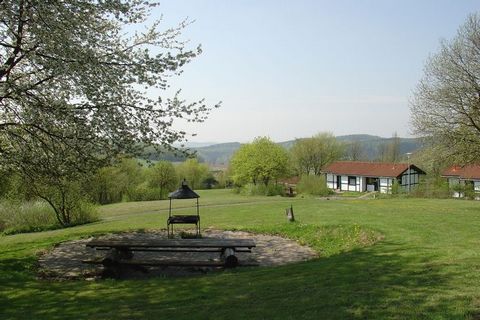 De vrijstaande bungalows zijn eenvoudig, maar verzorgd ingericht. Alle huizen zijn gelegen tegen een helling. U heeft hier dan ook een prachtig uitzicht op de bossen rondom Ronshausen. U kunt gebruik maken van uw eigen terras met tuinmeubilair.