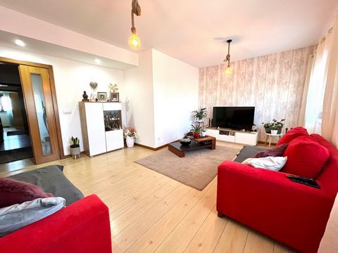 Excellent 3+1 bedroom apartment, with a total area of 158m2, located on a ground floor in Peniche, a 5-minute walk from the beach. From 2010, this apartment has a floor area of 104m2, consists of a large entrance hall, semi-equipped kitchen, living r...