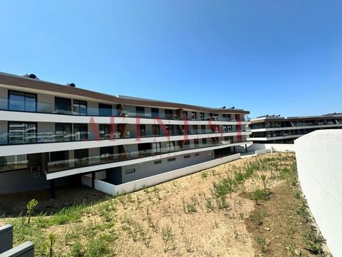 T2 SKY CITY - SERRA CARNAXIDE - pronto a habitar Este apartamento pronto a habitar tem as seguintes áreas: Hall 3,30m2 Sala 22m2 , cozinha totalmente equipada 9,30m2 ambas com acesso a um terraço 12,30m2 Suite com walking closet 14,25m2 e WC5m2 Quart...