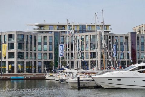 Diese 75 m2 Ferienwohnung bietet alles: Fensterelemente vom Boden bis zur Decke Blick auf den Yachthafen, auf die Havenwelten und die Wesermündung vor der Haustür. Barrierefrei! Ein Lift aus Glas vom Eingang / Tiefgarage (Stellplatz 12€/Tag) (Fahrrad...