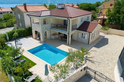 Diese schöne Villa befindet sich in einem der schönsten Teile der Insel Krk, einem Ort namens Pinezići. Diese charmante Villa ist ideal für große Familien oder Gruppen von Freunden. Es hat einen schönen 40 m² großen Pool. Der Strand ist nur 500 m ent...