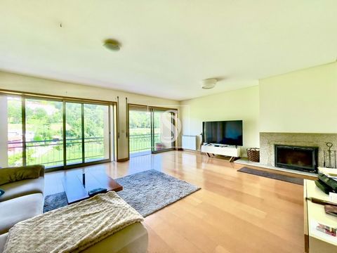 Lasciati abbagliare da questo appartamento con 3 camere da letto e 2 bagni, situato nell'affascinante città di Guimarães. Con una superficie di 150 m² e una superficie lorda di 177 m², questa proprietà rimane in ottime condizioni d'uso, in attesa di ...