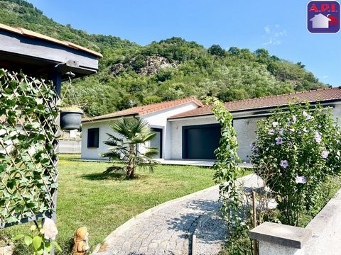 COUP DE COEUR ! Située dans un village recherché entre Tarascon-sur-Ariège et Foix sur un beau terrain entièrement cloturé de plus de 1100 m². Maison de plain-pied récente, fonctionelle et lumineuse. Elle dispose d'une entrée donnant sur le séjour av...