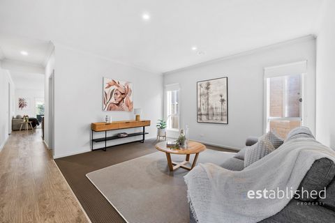 Established Property is verheugd om 348 Saltwater Promenade, Point Cook te introduceren - een prachtige residentie gelegen op het gewilde landgoed Saltwater Coast. Dit huis biedt een verfijnde levensstijl met uitzonderlijke gemeenschapsvoorzieningen,...