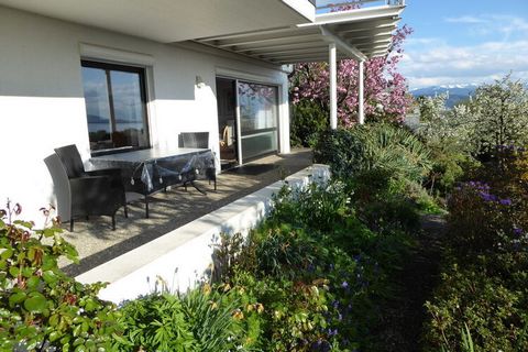 Tranquillo appartamento per vacanze di lusso, splendida posizione panoramica, vista sul lago e sulle montagne, 85 mq, arredamento nuovo, ampio soggiorno (35 mq), terrazza coperta esposta a sud.