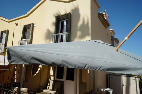 Descubra os nossos encantadores bungalows duplex, localizados numa esquina dentro do complexo Green Oasis, longe do passe dos vizinhos, numa zona muito tranquila da bela ilha de Gran Canaria!, na Gama Internacional de Maspalomas. Este bangalô de um q...