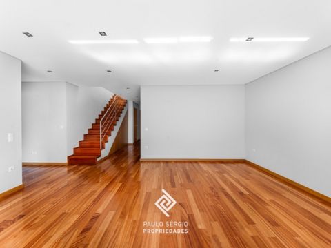 * Appartement transformé en T3+1 duplex, situé dans la ville d'Espinho, c'est une excellente opportunité, surtout en considérant son emplacement central à seulement 200 mètres de la plage et de la gare. * ### Caractéristiques Principales : * Typologi...