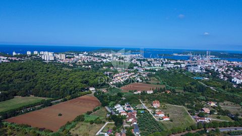 Location: Istarska županija, Pula, Valdebek. Istria, Pula An attractive plot of land of 901 m2 is for sale in an excellent location. Only 3 km from the city center and 2.5 km from the sea. There is a possibility of building 4 residential units, with ...