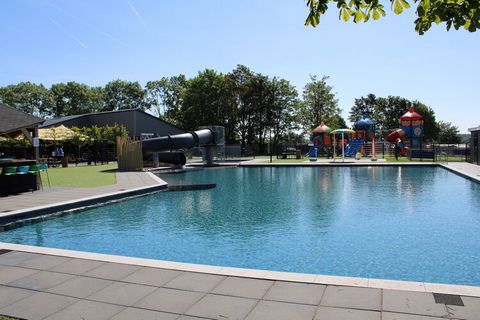 Dieses stilvolle Chalet ist komplett möbliert und mit allen Annehmlichkeiten ausgestattet. Die großen Fenster im Wohnzimmer mit offener Küche vermitteln ein großzügiges Gefühl. Sie verfügen über zwei schöne Schlafzimmer mit ausreichend Stauraum und b...