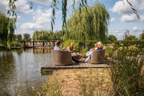 Dit vrijstaande, comfortabele chalet staat op het groene vakantiepark Résidence Lichtenvoorde, in de gezellige Achterhoek op ca. 4,5 km. van het historische dorp Lichtenvoorde, 25 km. ten oosten van de stad Doetinchem. Het gelijkvloerse chalet is ver...