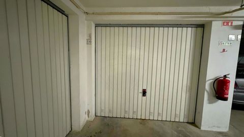 Geschlossene Garage (BOX) im Zentrum von Nazaré Ich präsentiere diese hervorragende Gelegenheit, eine geschlossene Garage (BOX) mit 15 m² im Herzen von Nazaré zu erwerben. Diese Garage befindet sich in einem Gebäude in der 2. Meereslinie und bietet d...