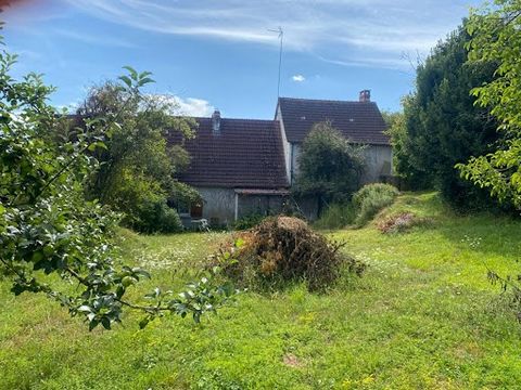 A OBTERRE ,village connue pour son parc animalier et sa fête du houblon,maison de bourg de 116 m² non mitoyenne et retiré de la route comprenant: cuisine aménagée avec poutre et poêle, salle d'eau -wc neuve, chambre, grand salon avec cheminée ouverte...