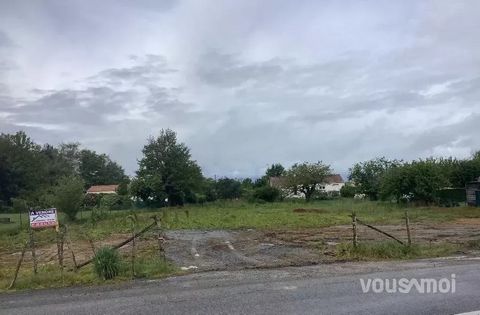 VOUSAMOI biedt een bouwperceel te koop aan, begrensd en onderhouden van 1037 M2 buiten de onderverdeling, dicht bij het stadscentrum, scholen, winkels en alle voorzieningen. Gelegen ten zuiden van La Roche-sur-Yon (10 min) en 20 min van de zee (Les S...