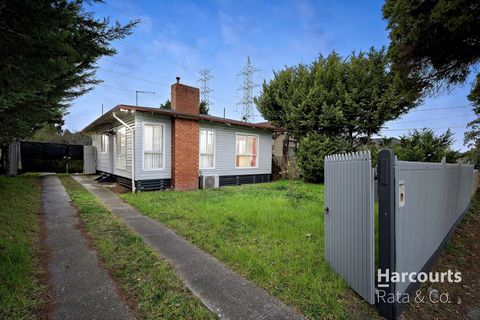 Perfekt gelegen in unmittelbarer Nähe zu allen Annehmlichkeiten, die Sie benötigen, befindet sich dieses wunderschön renovierte Haus, das jetzt auf seine neuen Besitzer wartet! Dieses Haus bietet eine vielseitige Gelegenheit und eignet sich sowohl fü...