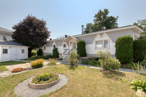 PAK JE DOZEN! De tijd is gekomen om huiseigenaar te worden. Deze stacaravan stijl woning op gehuurde grond ligt op een geweldige locatie en is zeer betaalbaar! Het geeft je alle ruimte die je nodig hebt. Het land is een van de mooiste van het landgoe...